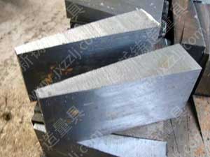 斜墊鐵主要用于電廠、礦山、除塵、機(jī)械設(shè)備安裝調(diào)試、機(jī)械加工等行業(yè),用途是用于各種設(shè)備的水平和平行調(diào)整,使設(shè)備在運(yùn)轉(zhuǎn)過(guò)程中不發(fā)生傾斜、震動(dòng),保證設(shè)備在運(yùn)轉(zhuǎn)過(guò)程中處于水平、穩(wěn)定狀態(tài),減少設(shè)備磨損,保證設(shè)備的良好運(yùn)行及工件的高精度.